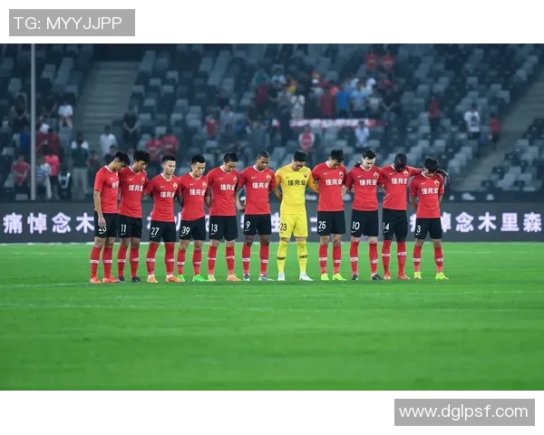 深圳足球队逆袭之路揭秘：从低谷到巅峰的奋斗故事与荣耀时刻